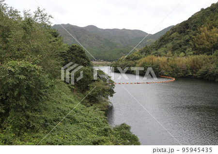 山口萩往還 一の坂ダムと錦鶏湖の秋風景 山口萩往還 一の坂ダムと錦鶏湖の秋風景 95945435