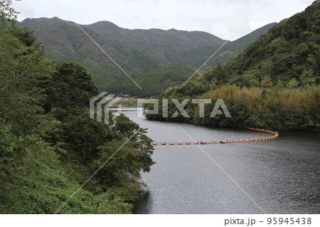 山口萩往還 一の坂ダムと錦鶏湖の秋風景 山口萩往還 一の坂ダムと錦鶏湖の秋風景 95945438
