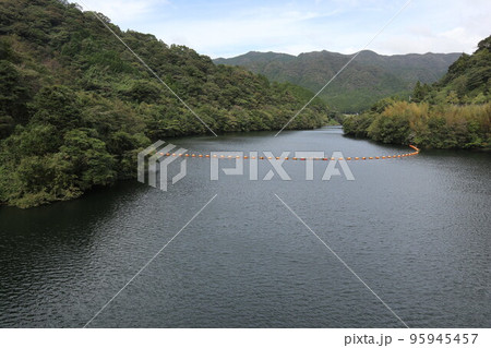 山口萩往還 一の坂ダムと錦鶏湖の秋風景 山口萩往還 一の坂ダムと錦鶏湖の秋風景 95945457