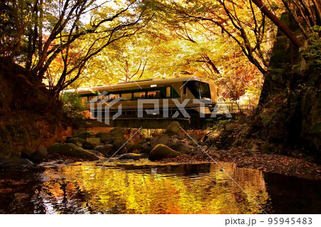 紅葉の渓流を眺めつつ奥鬼怒路を行く…龍王峡駅にて『特急リバティ会津』 95945483