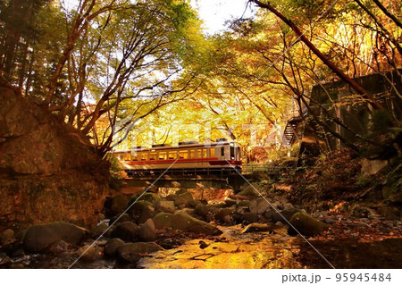 紅葉の渓流を眺めつつ奥鬼怒路を行く…龍王峡駅にて『6050系』 95945484