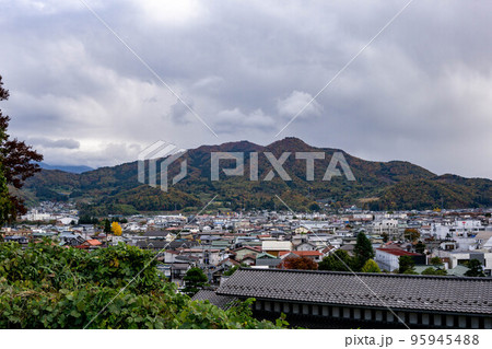 秋の上山市街の風景 95945488
