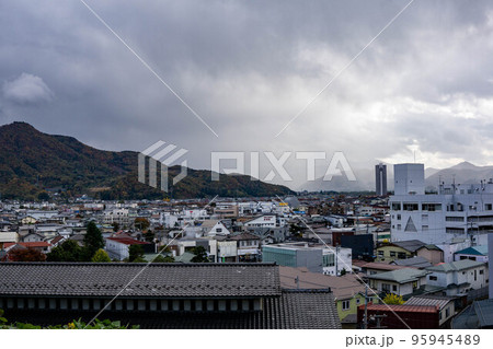 秋の上山市街の風景 95945489