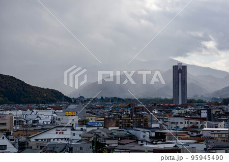 秋の上山市街の風景 95945490