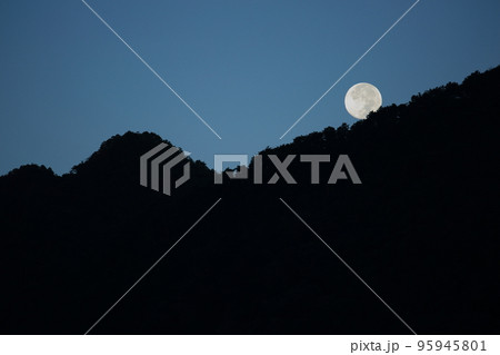 金毘羅山山頂と月 金毘羅山山頂と月 95945801