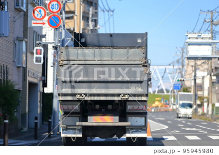 走行中のダンプトラック　イメージ 95945980