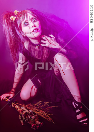 ハロウィン仮装で美しすぎる悲劇の花嫁ゾンビ女子 ハロウィン仮装で美しすぎる悲劇の花嫁ゾンビ女子 95946116