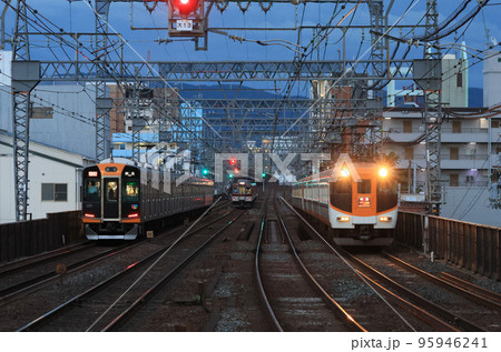 今里駅を通過する夕暮れの近鉄特急 今里駅を通過する夕暮れの近鉄特急 95946241