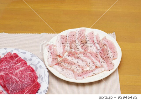 スライスした豚肉のネック部位 スライスした豚肉のネック部位 95946435