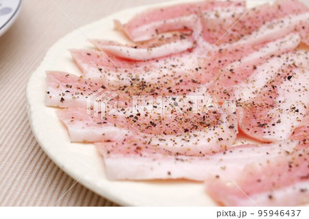 スライスした豚肉のネック部位 スライスした豚肉のネック部位 95946437