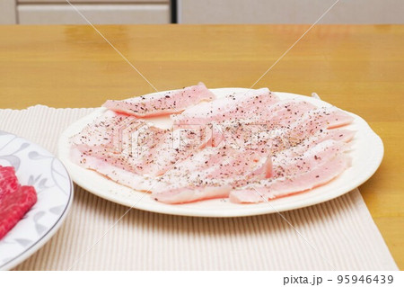 スライスした豚肉のネック部位 スライスした豚肉のネック部位 95946439