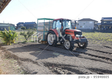 スイカ畑の土作りモミガラ入れ 95946605