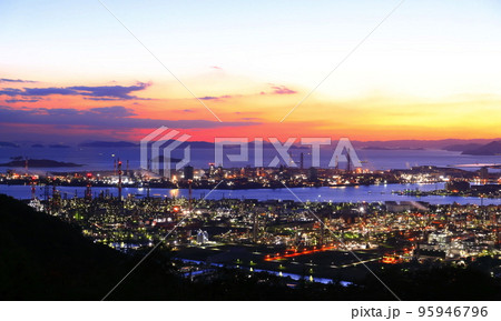 【岡山県】水島コンビナートの夕景 95946796