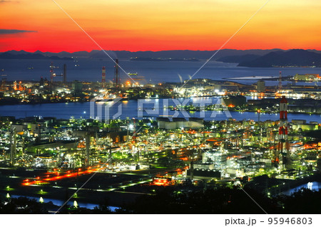 【岡山県】水島コンビナートの夕景 95946803