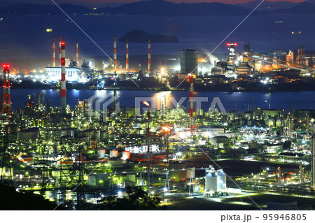 【岡山県】水島コンビナートの夕景 95946805