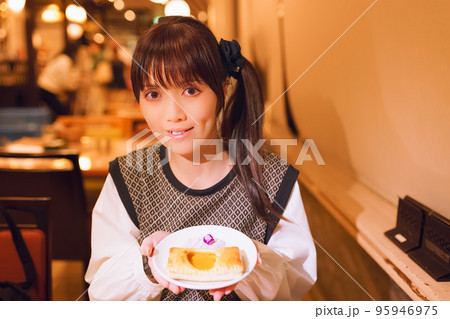 ハロウィンスイーツを手に嬉しそうな女の子 95946975