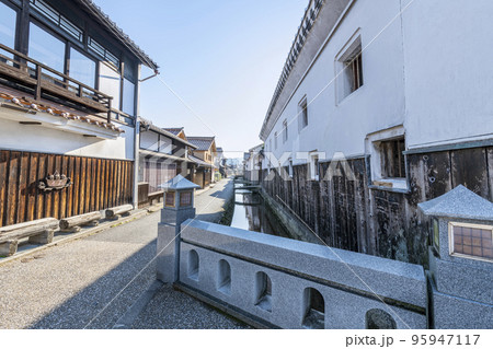 鳥取県倉吉市 快晴の倉吉白壁土蔵群の町並み 鳥取県倉吉市 快晴の倉吉白壁土蔵群の町並み 95947117