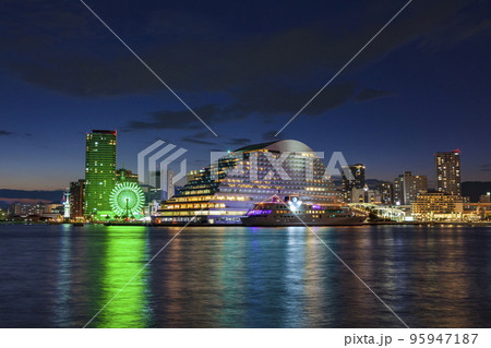 神戸港の夜景　神戸市中央区第一突堤からの風景 95947187