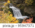 秋の紅葉と滝 95947371