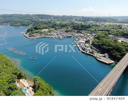 玄海町の外津浦のきれいな海岸線の空撮 玄海町の外津浦のきれいな海岸線の空撮 95947404