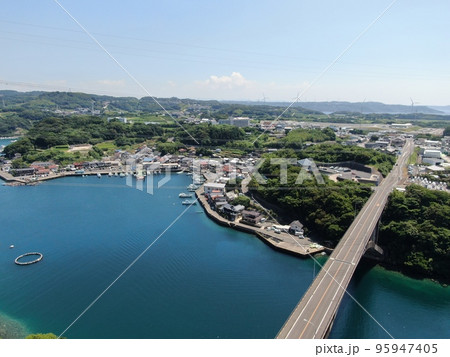 玄海町の外津浦のきれいな海岸線の空撮 玄海町の外津浦のきれいな海岸線の空撮 95947405