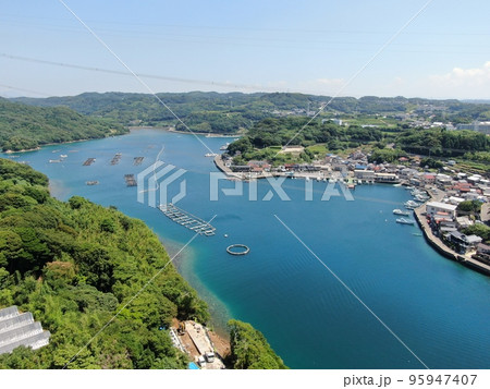 玄海町の外津浦のきれいな海岸線の空撮 玄海町の外津浦のきれいな海岸線の空撮 95947407