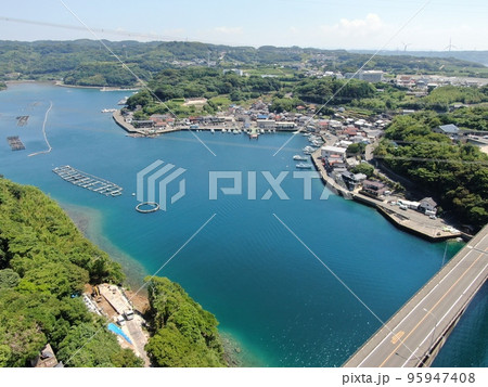 玄海町の外津浦のきれいな海岸線の空撮 玄海町の外津浦のきれいな海岸線の空撮 95947408