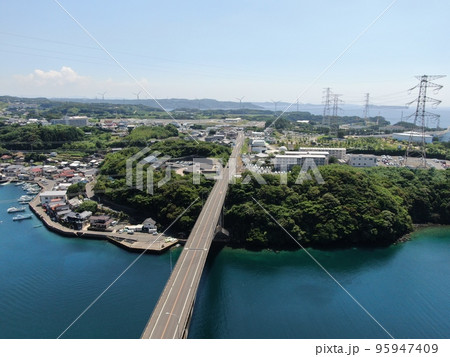 玄海町の外津浦のキレイな海に架かる外津大橋 玄海町の外津浦のキレイな海に架かる外津大橋 95947409