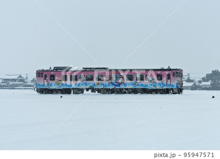 城端線 二塚-林 JR西日本 キハ40-2136(富山) 城端線 二塚-林 JR西日本 キハ40-2136(富山) 95947571