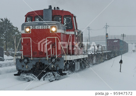 城端線　二塚－高岡　JR西日本　DE10-1032（富山） 95947572