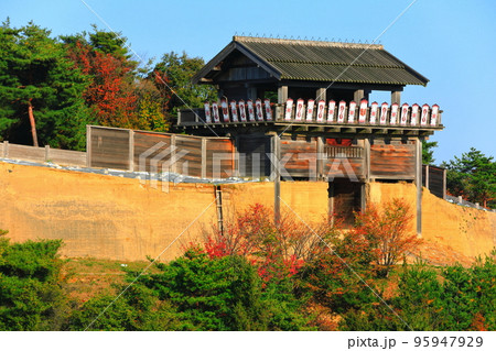 【岡山県】晴天の鬼ノ城西門 【岡山県】晴天の鬼ノ城西門 95947929