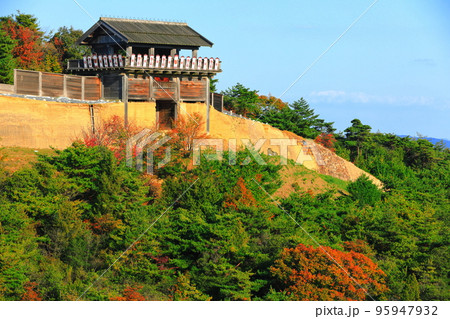 【岡山県】晴天の鬼ノ城西門 95947932