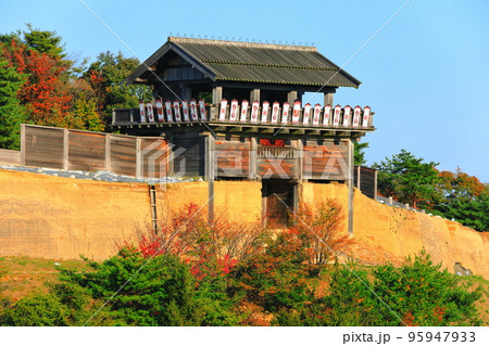 【岡山県】晴天の鬼ノ城西門 95947933