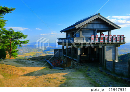【岡山県】晴天の鬼ノ城西門 95947935