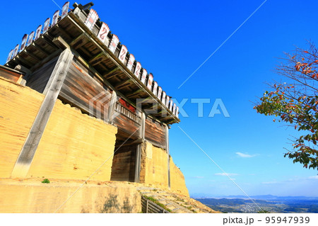 【岡山県】晴天の鬼ノ城西門 95947939