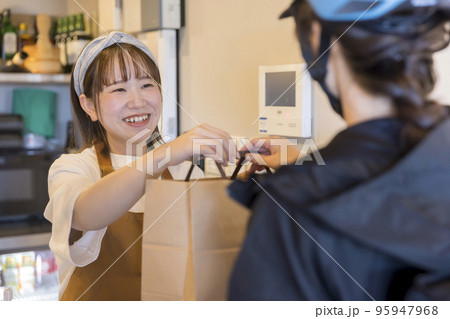 フードデリバリーを配送員に頼む飲食店員 フードデリバリーを配送員に頼む飲食店員 95947968