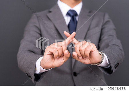 NGサインをするビジネスマン 95948438