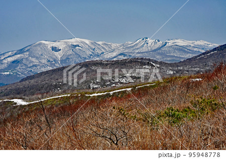 早春の泉ヶ岳　賽の河原から見る船形山連峰 95948778