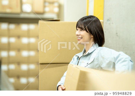 配送センターで作業する女性スタッフ 95948829