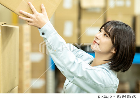 配送センターで作業する女性スタッフ 配送センターで作業する女性スタッフ 95948830