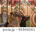 メリーゴーランドの白馬 95949261