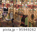メリーゴーランドの白馬 95949262