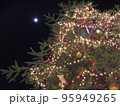 クリスマスツリーと満月 95949265