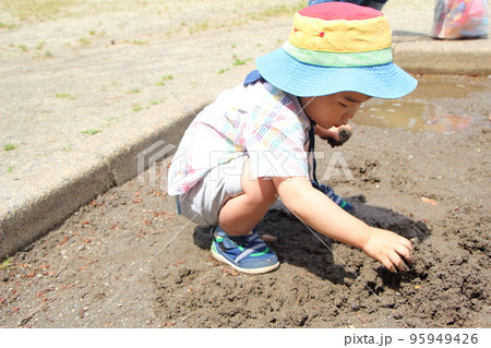 お砂場遊びする子ども 95949426
