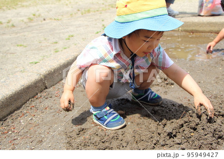お砂場遊びする子ども 95949427