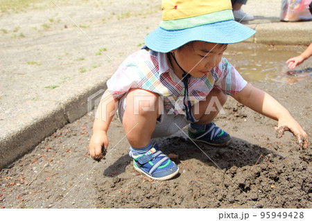 お砂場遊びする子ども お砂場遊びする子ども 95949428