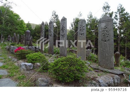 慈光寺の山門跡に並ぶ板碑群【青石塔婆】/埼玉県比企郡ときがわ町 慈光寺の山門跡に並ぶ板碑群【青石塔婆】/埼玉県比企郡ときがわ町 95949716