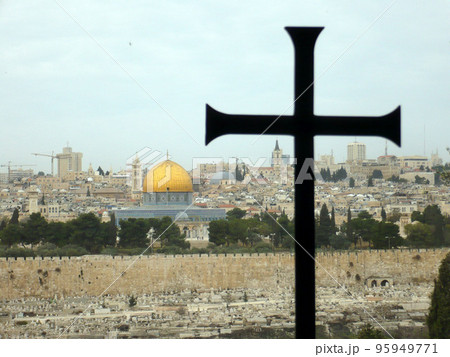 エルサレムにある岩のドーム遠景と十字架 95949771