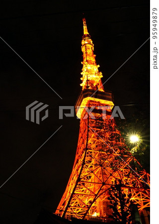 下から見た東京タワーと街灯 95949879
