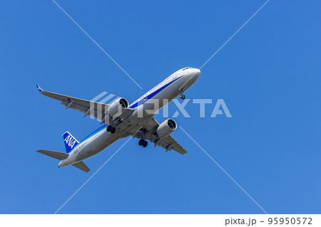 まもなく羽田空港に着陸する旅客機・飛行機 全日空 A321 95950572